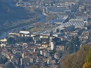 47 Zoom sul centro di Zogno con la Chiesa di S. Lorenzo e le fabbriche della zona industriale